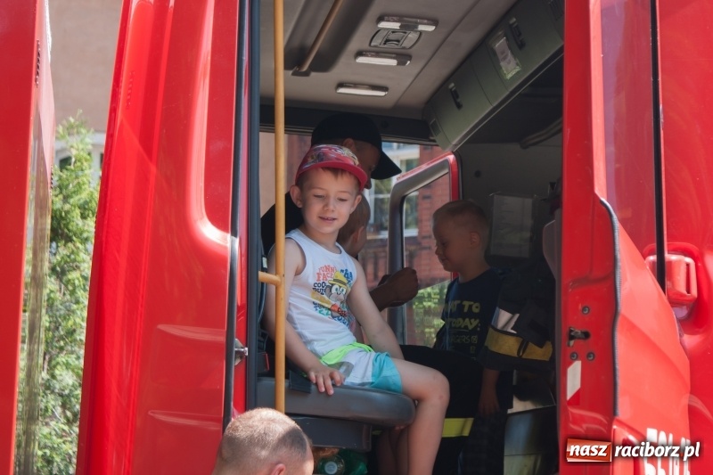 Zdjęcie w galerii na portalu naszraciborz.pl: Piknik sąsiedzki, czyli artyści, strażacy i biblioteka w ogródku jordanowskim wiadomości z regionu