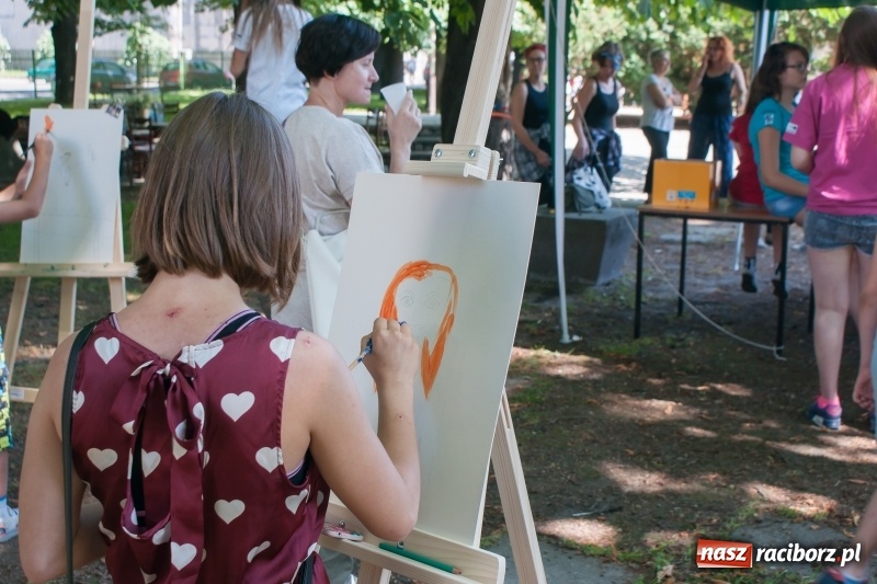 Zdjęcie w galerii na portalu naszraciborz.pl: Piknik sąsiedzki, czyli artyści, strażacy i biblioteka w ogródku jordanowskim wiadomości z regionu