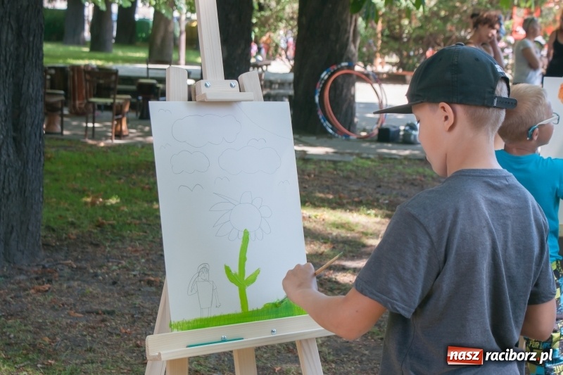 Zdjęcie w galerii na portalu naszraciborz.pl: Piknik sąsiedzki, czyli artyści, strażacy i biblioteka w ogródku jordanowskim wiadomości z regionu