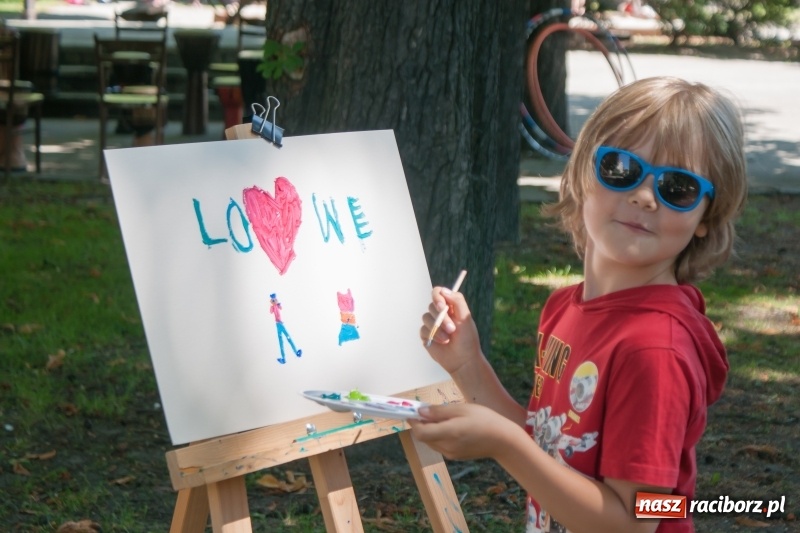 Zdjęcie w galerii na portalu naszraciborz.pl: Piknik sąsiedzki, czyli artyści, strażacy i biblioteka w ogródku jordanowskim wiadomości z regionu