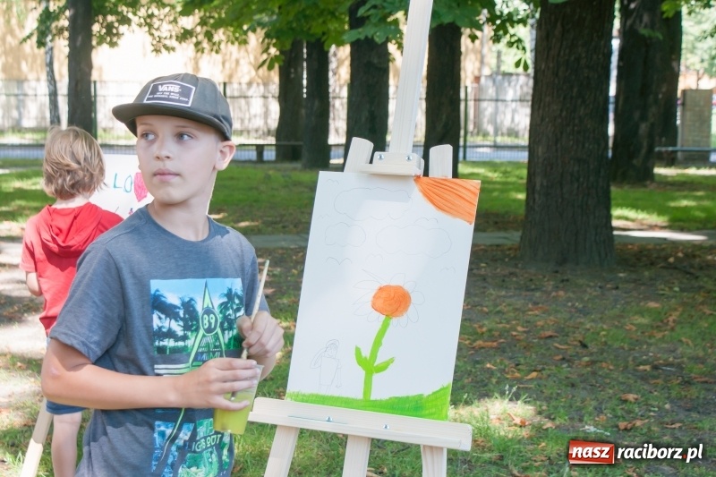 Zdjęcie w galerii na portalu naszraciborz.pl: Piknik sąsiedzki, czyli artyści, strażacy i biblioteka w ogródku jordanowskim wiadomości z regionu