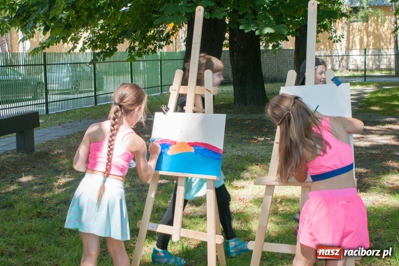 Zdjęcie w galerii na portalu naszraciborz.pl: Piknik sąsiedzki, czyli artyści, strażacy i biblioteka w ogródku jordanowskim wiadomości z regionu