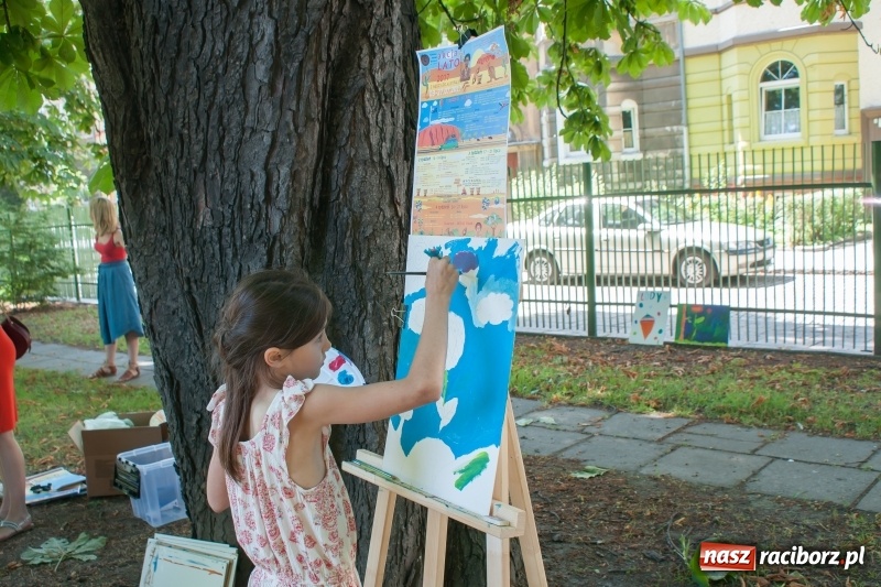 Zdjęcie w galerii na portalu naszraciborz.pl: Piknik sąsiedzki, czyli artyści, strażacy i biblioteka w ogródku jordanowskim wiadomości z regionu