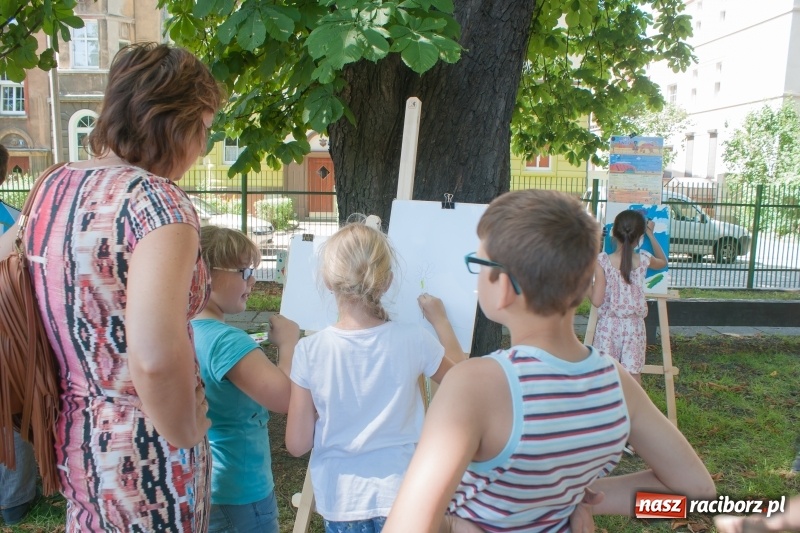 Zdjęcie w galerii na portalu naszraciborz.pl: Piknik sąsiedzki, czyli artyści, strażacy i biblioteka w ogródku jordanowskim wiadomości z regionu