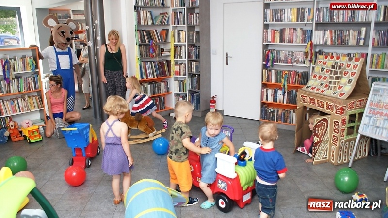 Zdjęcie w galerii na portalu naszraciborz.pl: Wesoła zabawa z Mądrą Myszą w bibliotece na Ostrogu  wiadomości z regionu