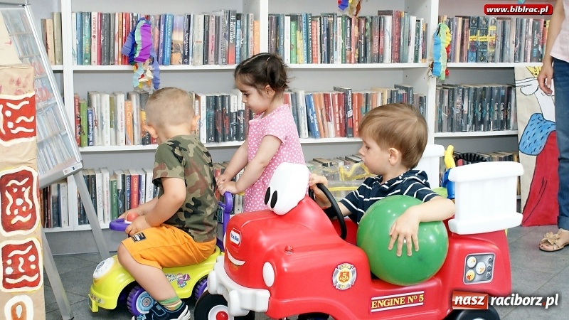 Zdjęcie w galerii na portalu naszraciborz.pl: Wesoła zabawa z Mądrą Myszą w bibliotece na Ostrogu  wiadomości z regionu