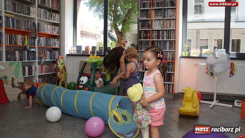 Zdjęcie w galerii na portalu naszraciborz.pl: Wesoła zabawa z Mądrą Myszą w bibliotece na Ostrogu  wiadomości z regionu