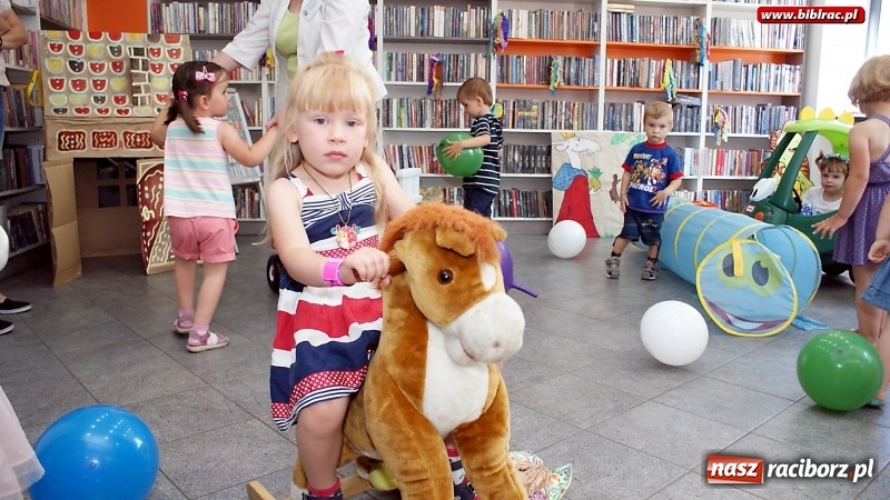 Zdjęcie w galerii na portalu naszraciborz.pl: Wesoła zabawa z Mądrą Myszą w bibliotece na Ostrogu  wiadomości z regionu