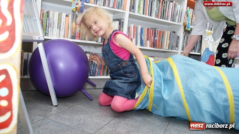 Zdjęcie w galerii na portalu naszraciborz.pl: Wesoła zabawa z Mądrą Myszą w bibliotece na Ostrogu  wiadomości z regionu