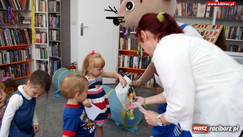 Zdjęcie w galerii na portalu naszraciborz.pl: Wesoła zabawa z Mądrą Myszą w bibliotece na Ostrogu  wiadomości z regionu