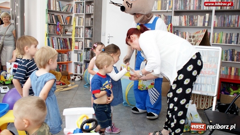 Zdjęcie w galerii na portalu naszraciborz.pl: Wesoła zabawa z Mądrą Myszą w bibliotece na Ostrogu  wiadomości z regionu