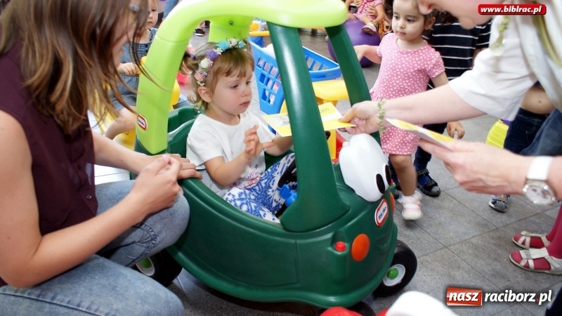 Zdjęcie w galerii na portalu naszraciborz.pl: Wesoła zabawa z Mądrą Myszą w bibliotece na Ostrogu  wiadomości z regionu