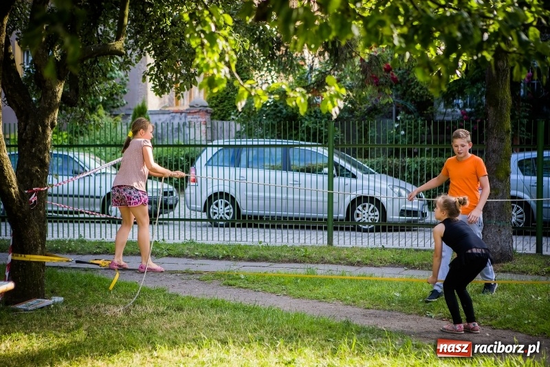 Zdjęcie w galerii na portalu naszraciborz.pl: Piknik inaugurujący założenie ogródka społecznego w parku jordanowskim wiadomości z regionu