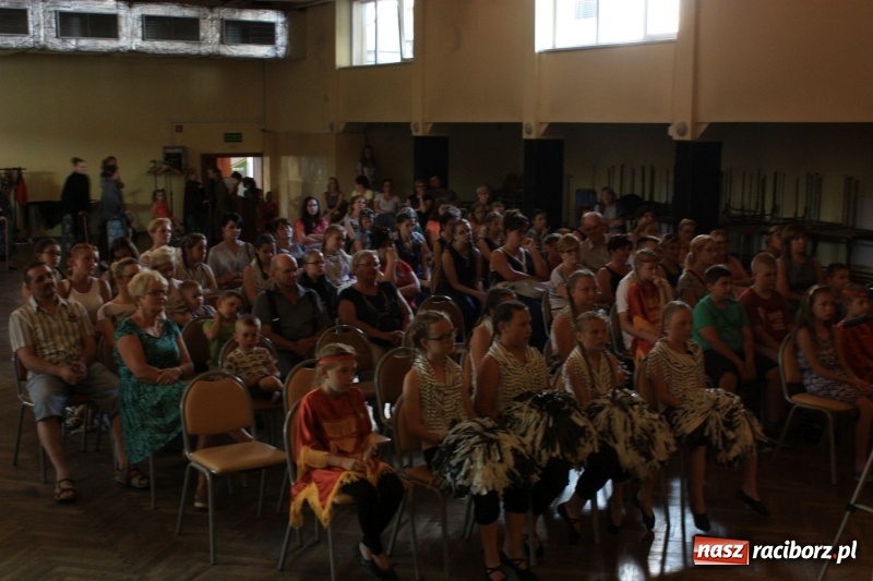 Zdjęcie w galerii na portalu naszraciborz.pl: Pieśń, taniec i śmiech podczas Koncertu Laureatów XVII Gminnego Przeglądu Zespołów Artystycznych w Krzanowicach wiadomości z regionu