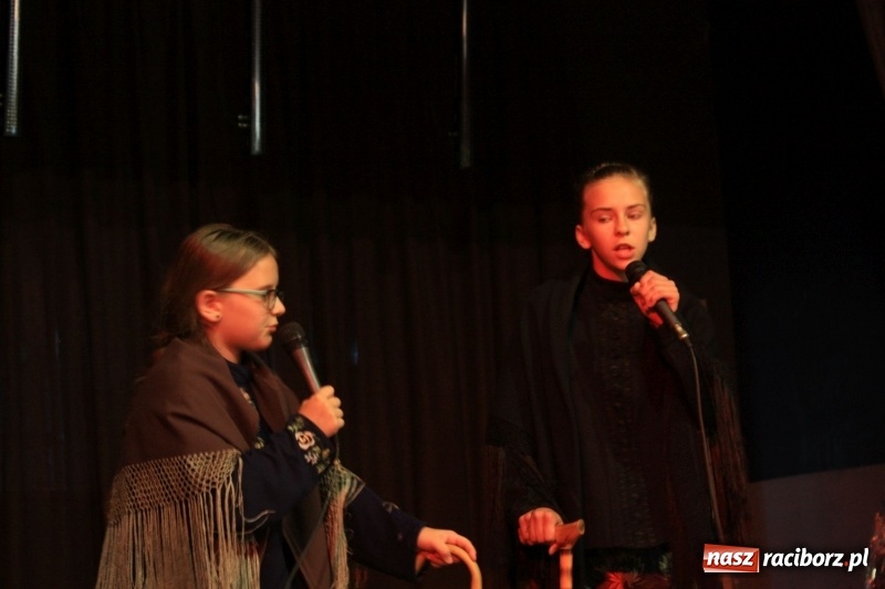 Zdjęcie w galerii na portalu naszraciborz.pl: Pieśń, taniec i śmiech podczas Koncertu Laureatów XVII Gminnego Przeglądu Zespołów Artystycznych w Krzanowicach wiadomości z regionu