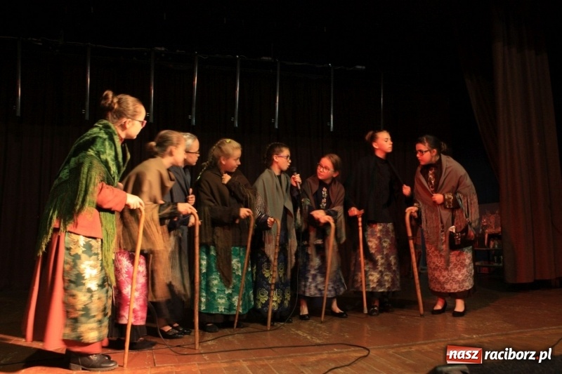 Zdjęcie w galerii na portalu naszraciborz.pl: Pieśń, taniec i śmiech podczas Koncertu Laureatów XVII Gminnego Przeglądu Zespołów Artystycznych w Krzanowicach wiadomości z regionu