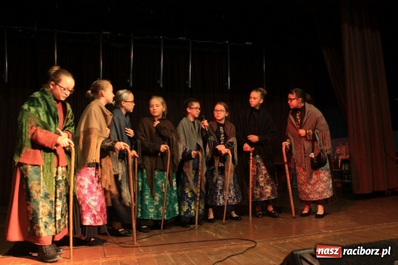 Zdjęcie w galerii na portalu naszraciborz.pl: Pieśń, taniec i śmiech podczas Koncertu Laureatów XVII Gminnego Przeglądu Zespołów Artystycznych w Krzanowicach wiadomości z regionu