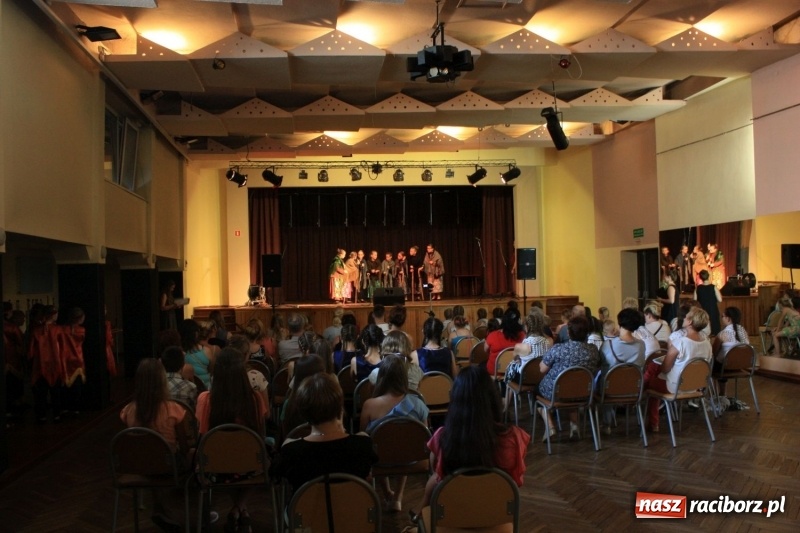 Zdjęcie w galerii na portalu naszraciborz.pl: Pieśń, taniec i śmiech podczas Koncertu Laureatów XVII Gminnego Przeglądu Zespołów Artystycznych w Krzanowicach wiadomości z regionu