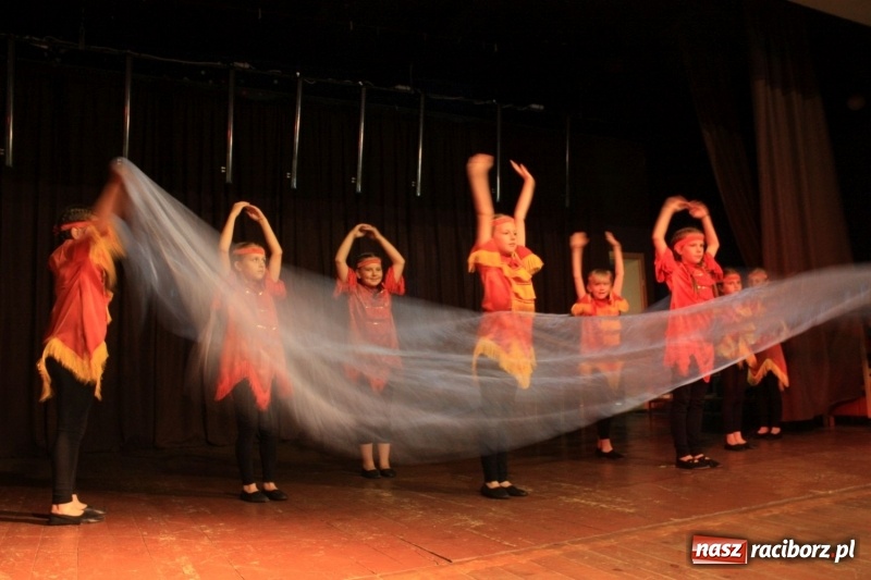 Zdjęcie w galerii na portalu naszraciborz.pl: Pieśń, taniec i śmiech podczas Koncertu Laureatów XVII Gminnego Przeglądu Zespołów Artystycznych w Krzanowicach wiadomości z regionu