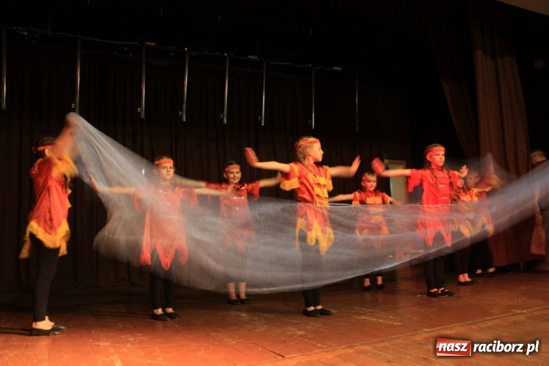 Zdjęcie w galerii na portalu naszraciborz.pl: Pieśń, taniec i śmiech podczas Koncertu Laureatów XVII Gminnego Przeglądu Zespołów Artystycznych w Krzanowicach wiadomości z regionu