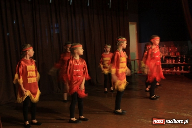 Zdjęcie w galerii na portalu naszraciborz.pl: Pieśń, taniec i śmiech podczas Koncertu Laureatów XVII Gminnego Przeglądu Zespołów Artystycznych w Krzanowicach wiadomości z regionu