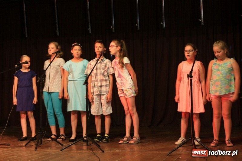 Zdjęcie w galerii na portalu naszraciborz.pl: Pieśń, taniec i śmiech podczas Koncertu Laureatów XVII Gminnego Przeglądu Zespołów Artystycznych w Krzanowicach wiadomości z regionu