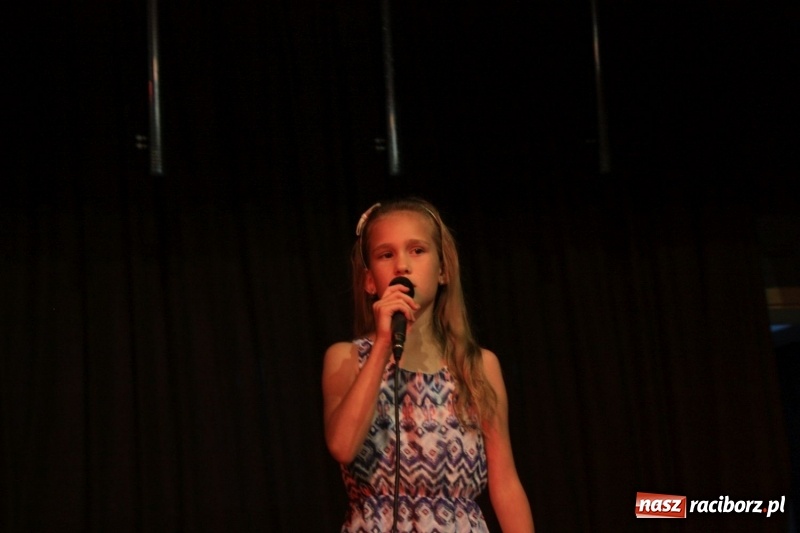 Zdjęcie w galerii na portalu naszraciborz.pl: Pieśń, taniec i śmiech podczas Koncertu Laureatów XVII Gminnego Przeglądu Zespołów Artystycznych w Krzanowicach wiadomości z regionu