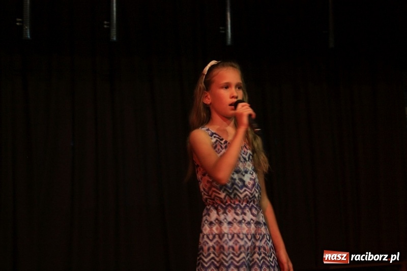 Zdjęcie w galerii na portalu naszraciborz.pl: Pieśń, taniec i śmiech podczas Koncertu Laureatów XVII Gminnego Przeglądu Zespołów Artystycznych w Krzanowicach wiadomości z regionu
