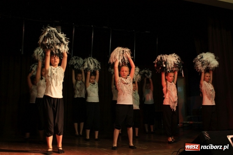 Zdjęcie w galerii na portalu naszraciborz.pl: Pieśń, taniec i śmiech podczas Koncertu Laureatów XVII Gminnego Przeglądu Zespołów Artystycznych w Krzanowicach wiadomości z regionu