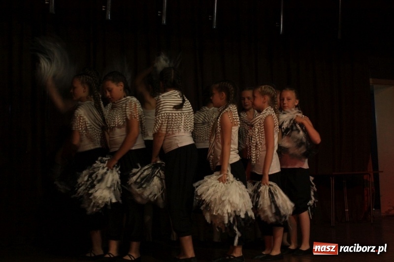 Zdjęcie w galerii na portalu naszraciborz.pl: Pieśń, taniec i śmiech podczas Koncertu Laureatów XVII Gminnego Przeglądu Zespołów Artystycznych w Krzanowicach wiadomości z regionu