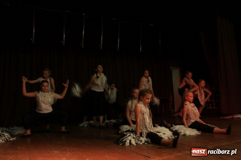 Zdjęcie w galerii na portalu naszraciborz.pl: Pieśń, taniec i śmiech podczas Koncertu Laureatów XVII Gminnego Przeglądu Zespołów Artystycznych w Krzanowicach wiadomości z regionu