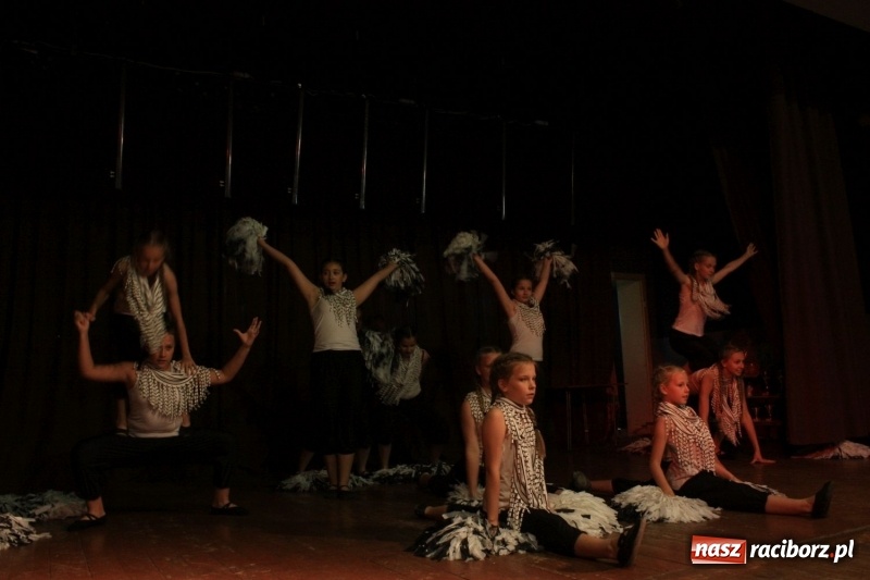 Zdjęcie w galerii na portalu naszraciborz.pl: Pieśń, taniec i śmiech podczas Koncertu Laureatów XVII Gminnego Przeglądu Zespołów Artystycznych w Krzanowicach wiadomości z regionu