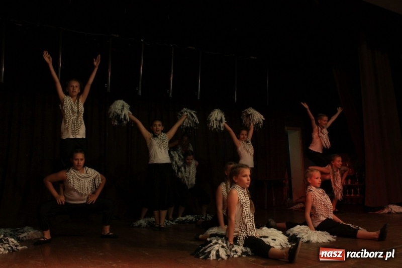 Zdjęcie w galerii na portalu naszraciborz.pl: Pieśń, taniec i śmiech podczas Koncertu Laureatów XVII Gminnego Przeglądu Zespołów Artystycznych w Krzanowicach wiadomości z regionu