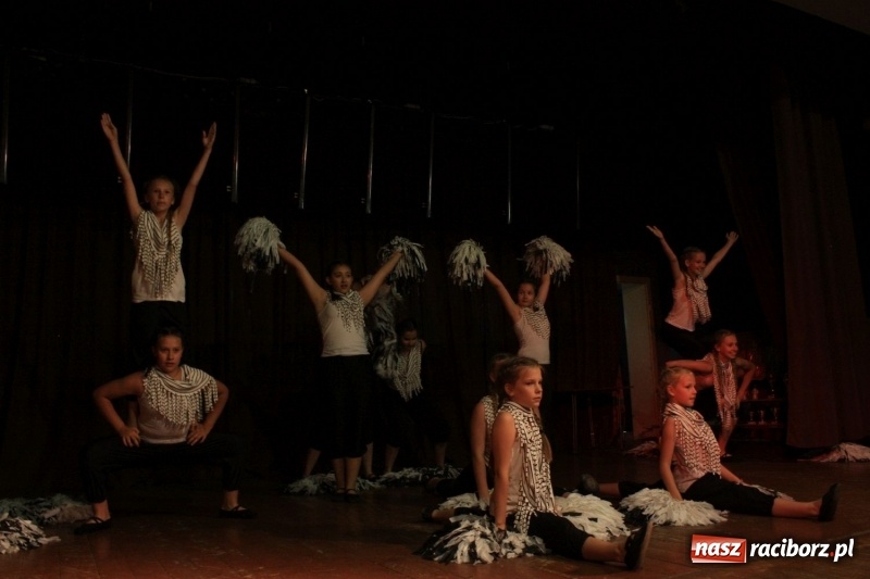 Zdjęcie w galerii na portalu naszraciborz.pl: Pieśń, taniec i śmiech podczas Koncertu Laureatów XVII Gminnego Przeglądu Zespołów Artystycznych w Krzanowicach wiadomości z regionu