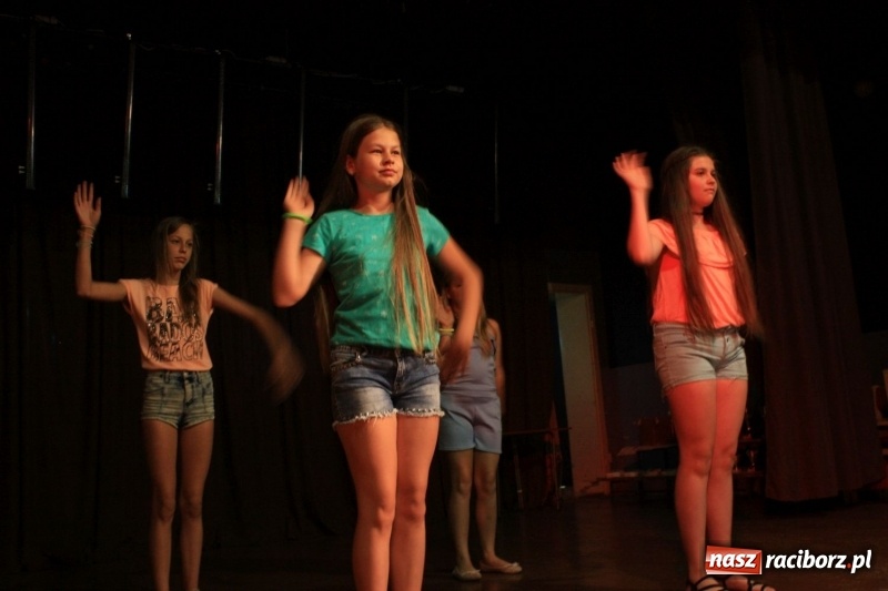 Zdjęcie w galerii na portalu naszraciborz.pl: Pieśń, taniec i śmiech podczas Koncertu Laureatów XVII Gminnego Przeglądu Zespołów Artystycznych w Krzanowicach wiadomości z regionu