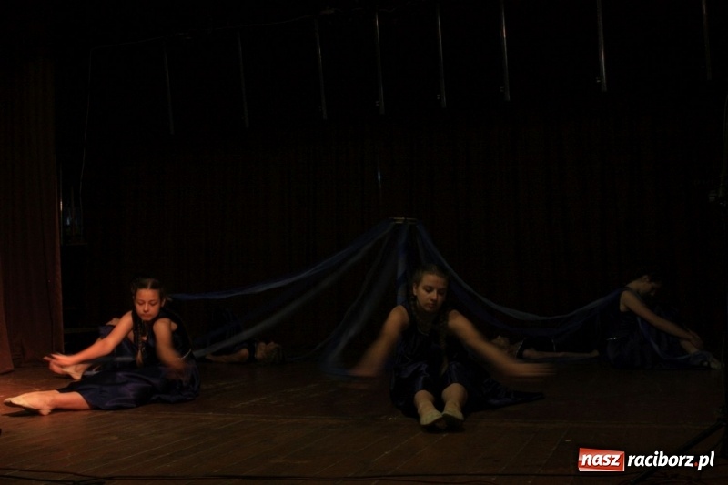 Zdjęcie w galerii na portalu naszraciborz.pl: Pieśń, taniec i śmiech podczas Koncertu Laureatów XVII Gminnego Przeglądu Zespołów Artystycznych w Krzanowicach wiadomości z regionu