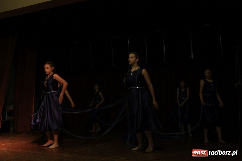 Zdjęcie w galerii na portalu naszraciborz.pl: Pieśń, taniec i śmiech podczas Koncertu Laureatów XVII Gminnego Przeglądu Zespołów Artystycznych w Krzanowicach wiadomości z regionu