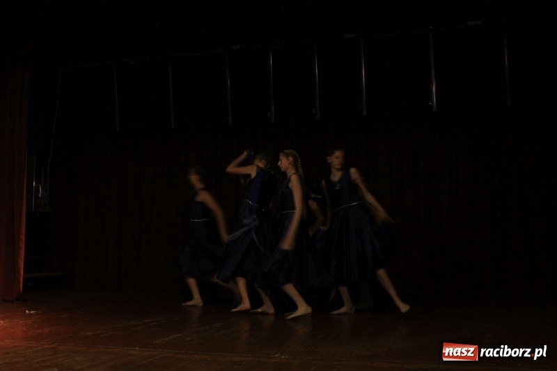 Zdjęcie w galerii na portalu naszraciborz.pl: Pieśń, taniec i śmiech podczas Koncertu Laureatów XVII Gminnego Przeglądu Zespołów Artystycznych w Krzanowicach wiadomości z regionu