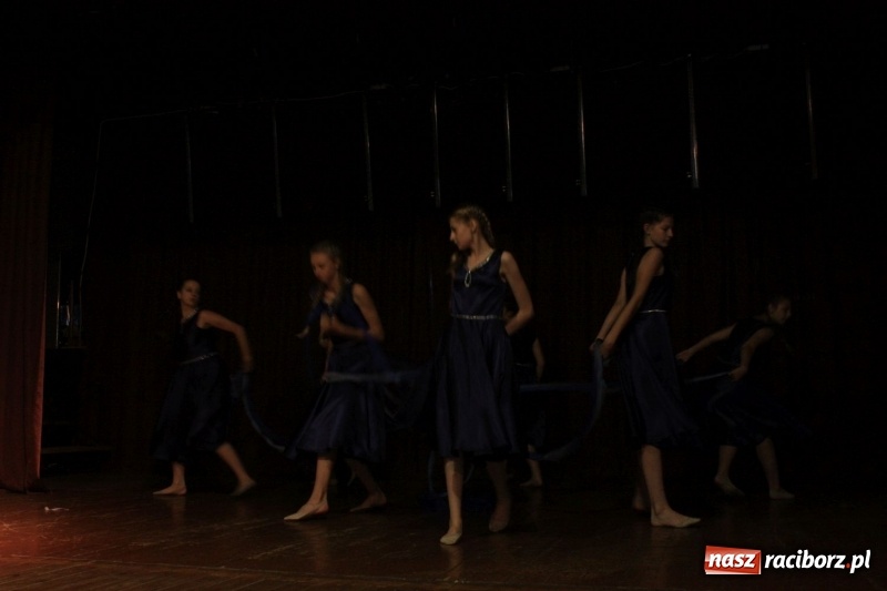 Zdjęcie w galerii na portalu naszraciborz.pl: Pieśń, taniec i śmiech podczas Koncertu Laureatów XVII Gminnego Przeglądu Zespołów Artystycznych w Krzanowicach wiadomości z regionu