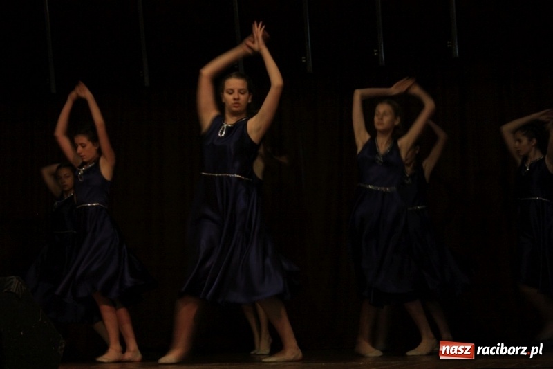 Zdjęcie w galerii na portalu naszraciborz.pl: Pieśń, taniec i śmiech podczas Koncertu Laureatów XVII Gminnego Przeglądu Zespołów Artystycznych w Krzanowicach wiadomości z regionu