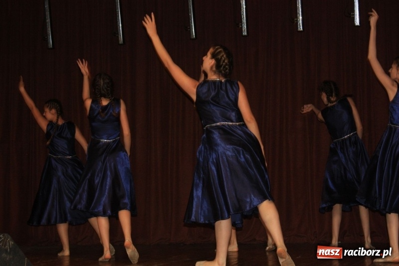 Zdjęcie w galerii na portalu naszraciborz.pl: Pieśń, taniec i śmiech podczas Koncertu Laureatów XVII Gminnego Przeglądu Zespołów Artystycznych w Krzanowicach wiadomości z regionu