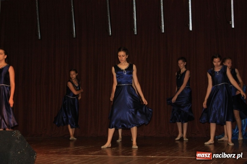 Zdjęcie w galerii na portalu naszraciborz.pl: Pieśń, taniec i śmiech podczas Koncertu Laureatów XVII Gminnego Przeglądu Zespołów Artystycznych w Krzanowicach wiadomości z regionu