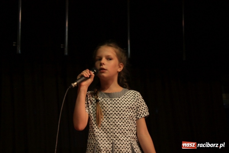 Zdjęcie w galerii na portalu naszraciborz.pl: Pieśń, taniec i śmiech podczas Koncertu Laureatów XVII Gminnego Przeglądu Zespołów Artystycznych w Krzanowicach wiadomości z regionu