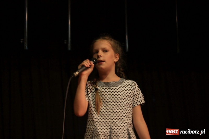 Zdjęcie w galerii na portalu naszraciborz.pl: Pieśń, taniec i śmiech podczas Koncertu Laureatów XVII Gminnego Przeglądu Zespołów Artystycznych w Krzanowicach wiadomości z regionu