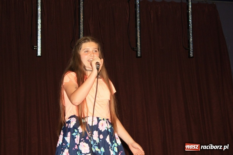 Zdjęcie w galerii na portalu naszraciborz.pl: Pieśń, taniec i śmiech podczas Koncertu Laureatów XVII Gminnego Przeglądu Zespołów Artystycznych w Krzanowicach wiadomości z regionu