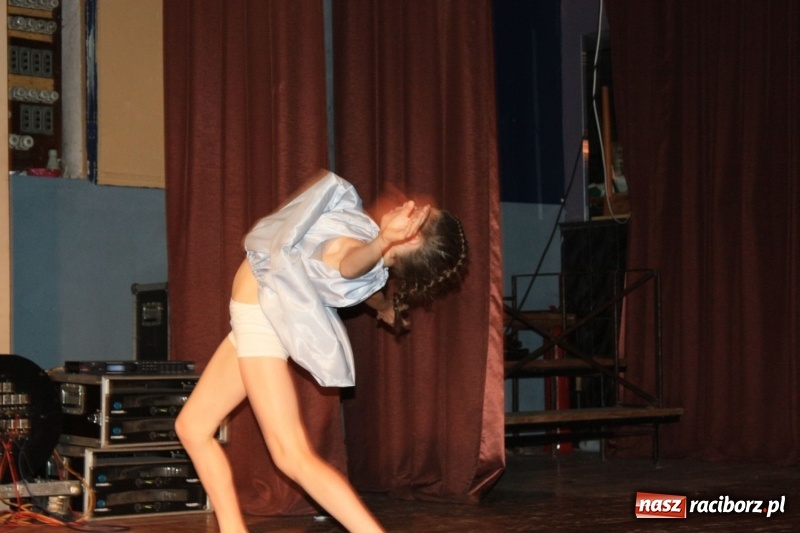 Zdjęcie w galerii na portalu naszraciborz.pl: Pieśń, taniec i śmiech podczas Koncertu Laureatów XVII Gminnego Przeglądu Zespołów Artystycznych w Krzanowicach wiadomości z regionu