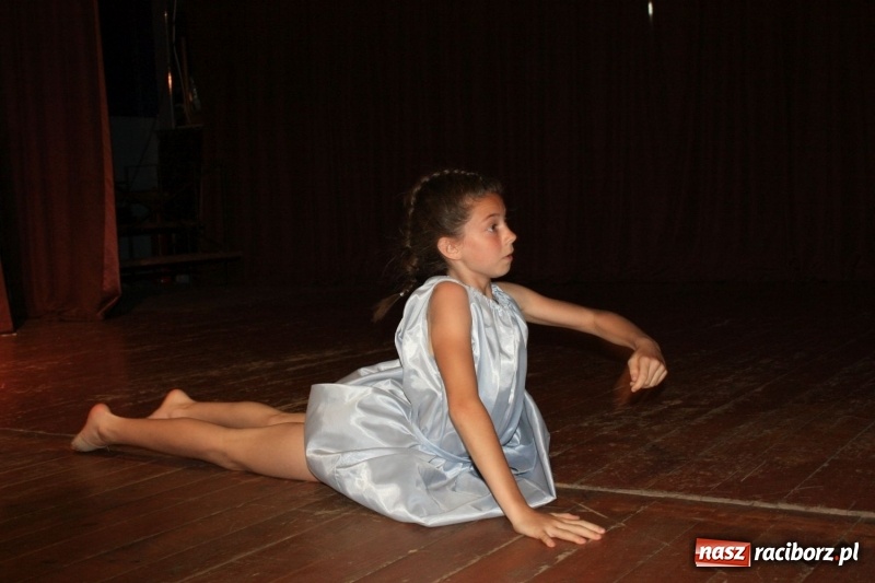 Zdjęcie w galerii na portalu naszraciborz.pl: Pieśń, taniec i śmiech podczas Koncertu Laureatów XVII Gminnego Przeglądu Zespołów Artystycznych w Krzanowicach wiadomości z regionu