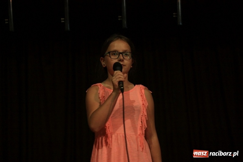 Zdjęcie w galerii na portalu naszraciborz.pl: Pieśń, taniec i śmiech podczas Koncertu Laureatów XVII Gminnego Przeglądu Zespołów Artystycznych w Krzanowicach wiadomości z regionu