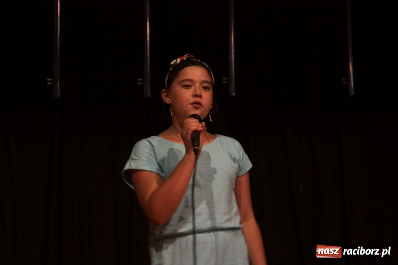 Zdjęcie w galerii na portalu naszraciborz.pl: Pieśń, taniec i śmiech podczas Koncertu Laureatów XVII Gminnego Przeglądu Zespołów Artystycznych w Krzanowicach wiadomości z regionu