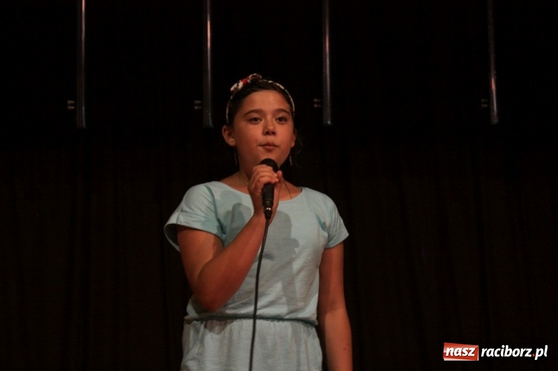 Zdjęcie w galerii na portalu naszraciborz.pl: Pieśń, taniec i śmiech podczas Koncertu Laureatów XVII Gminnego Przeglądu Zespołów Artystycznych w Krzanowicach wiadomości z regionu